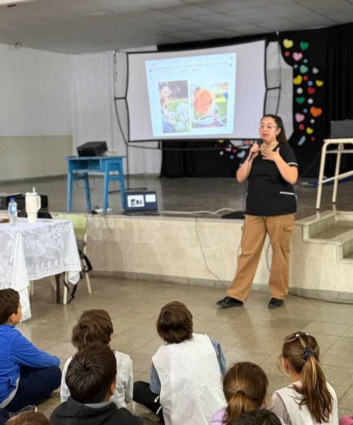Profesional de la Universidad Nacional de Río Cuarto brinda una charla sobre tenencia responsable de mascotas a estudiantes.
