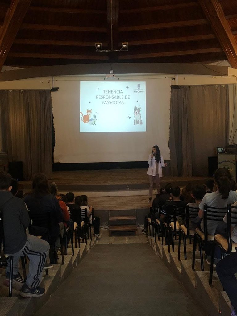 Exposición sobre tenencia responsable de mascotas ante estudiantes.