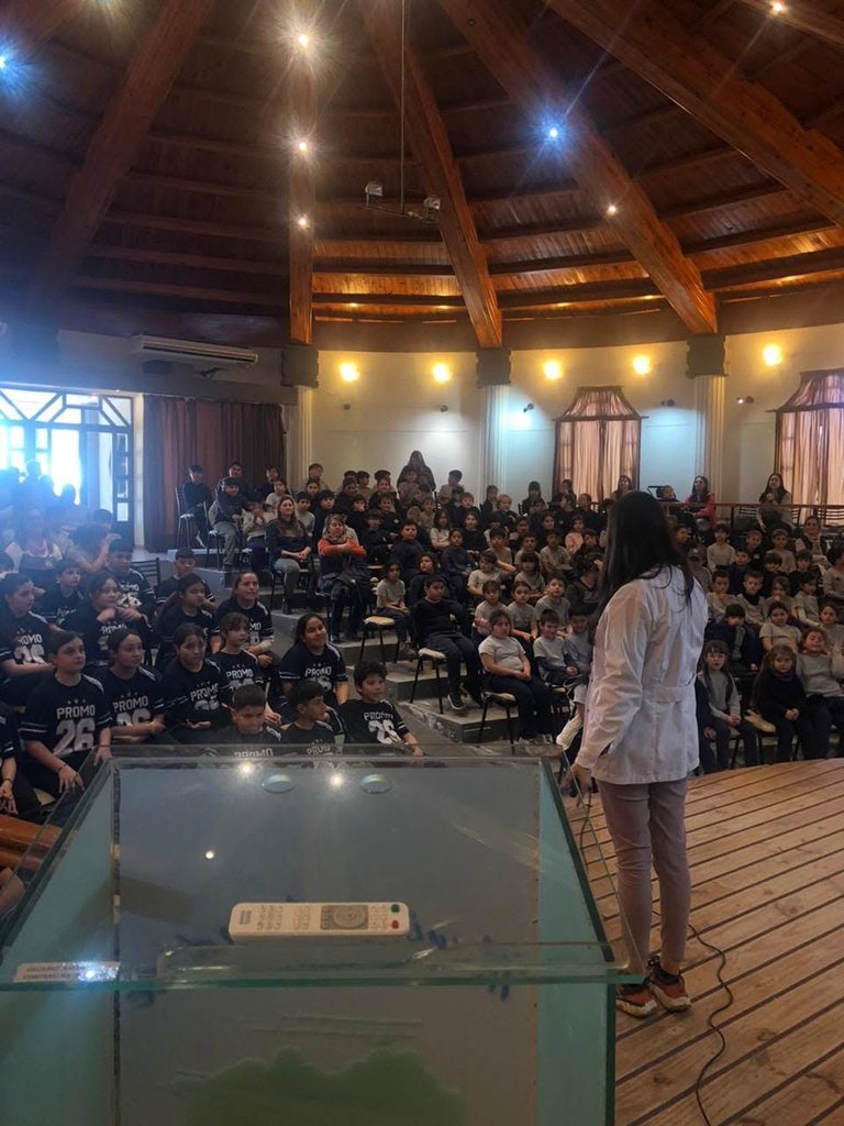 Estudiantes escuchan una charla sobre el cuidado de perros y gatos.
