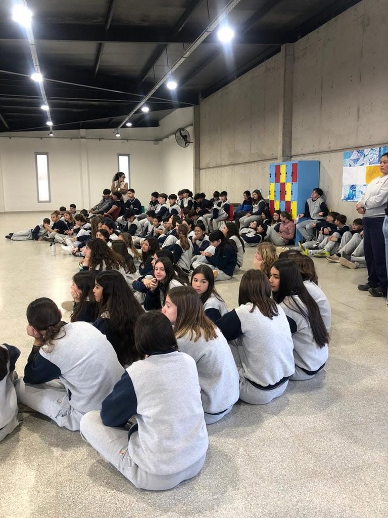Grupo de estudiantes participa en una charla de tenencia responsable de mascotas.