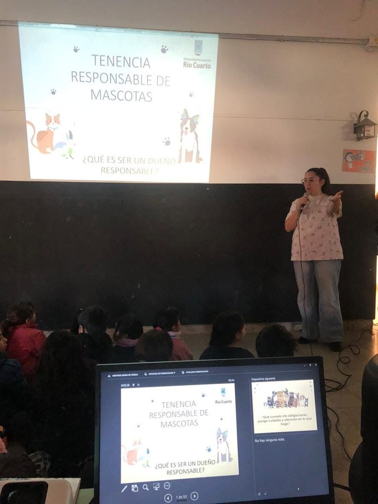 Disertante presenta los cuidados de las mascotas frente a estudiantes.