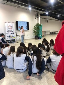 Disertante habla con estudiantes del Instituto Cruz del Sur sobre tenencia responsable de mascotas.