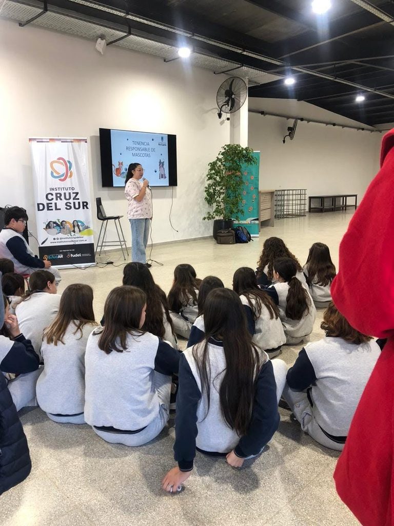 Disertante habla con estudiantes del Instituto Cruz del Sur sobre tenencia responsable de mascotas.
